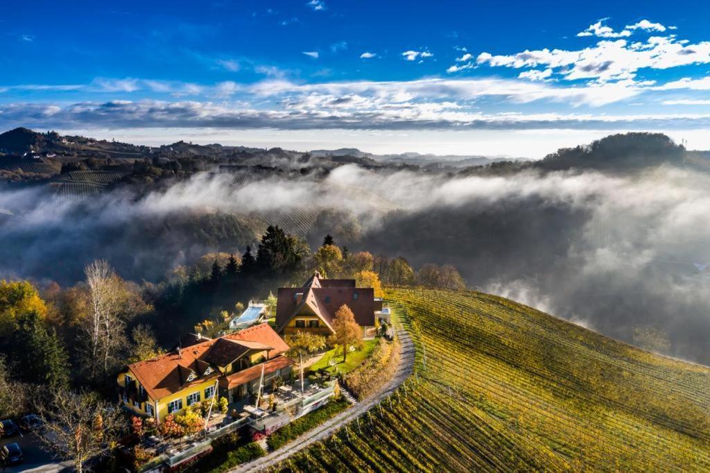 Weingut Essgut Schlafgut Sabathihof-Dillinger Hotel Glanz an der Weinstrasse Exterior photo