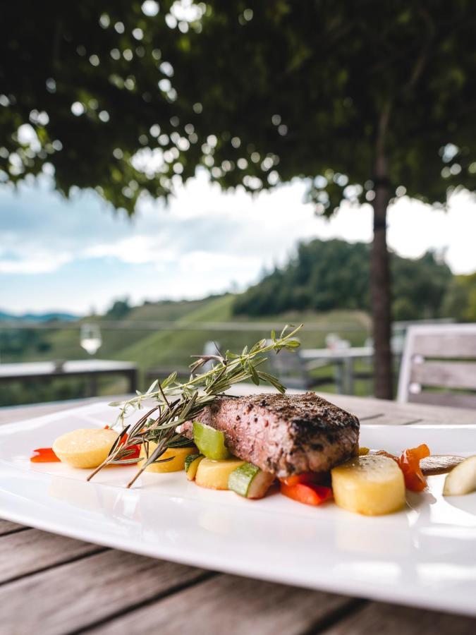 Weingut Essgut Schlafgut Sabathihof-Dillinger Hotel Glanz an der Weinstrasse Exterior photo